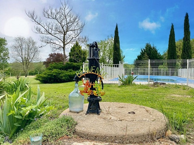 saint colomb de lauzun-chambres dhotes detente au pays de lauzun-jardin et piscine