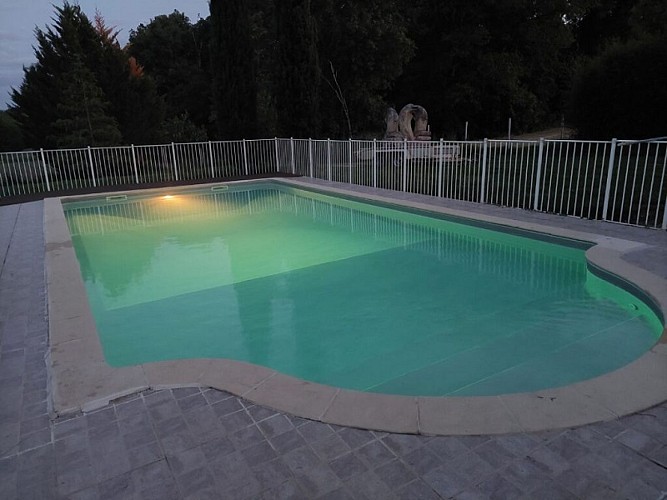 saint colomb de lauzun-chambres dhotes detente au pays de lauzun-piscine de nuit