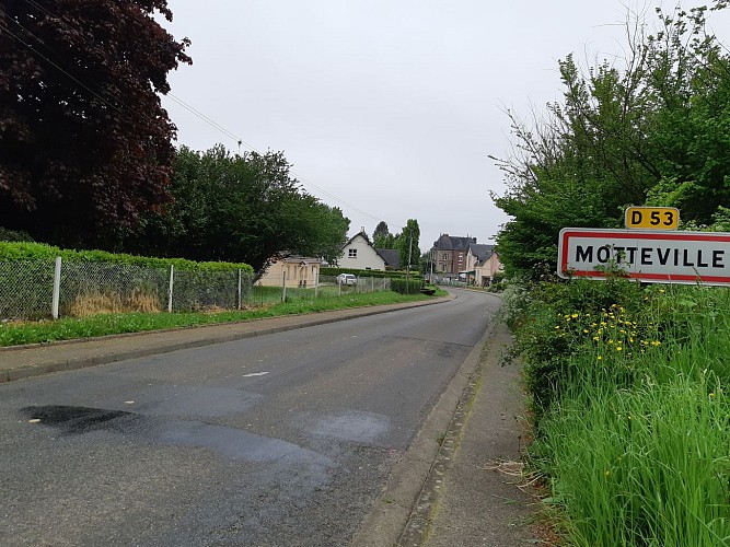 Chemin de Hongrie aux mares entre les champs