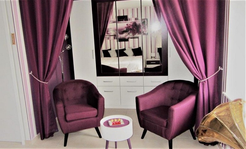 Chambre - Armoire + 2 fauteuils