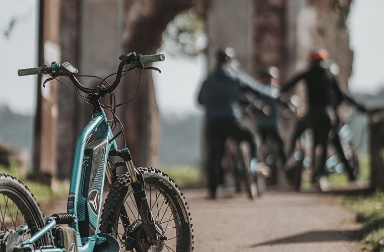 Scooter Vermietung und Touren in Thuin