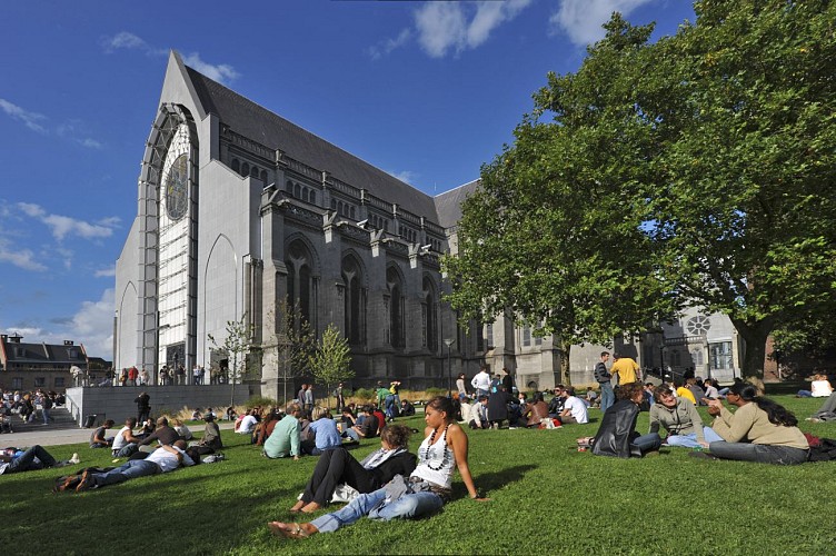 Cathédrale notre-dame de la treille et son centre d'art sacré