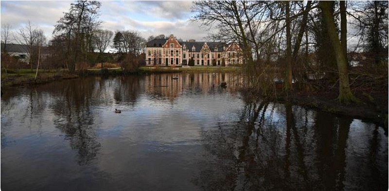 Parc de Robersart et vue sur le château