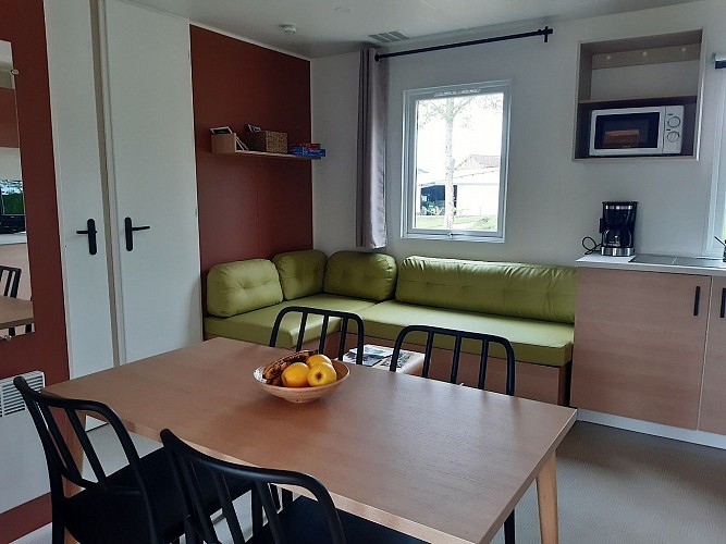 la-chapelle-st-etienne-camping-les-lodges-de-laubretiere-piece-a-vivre