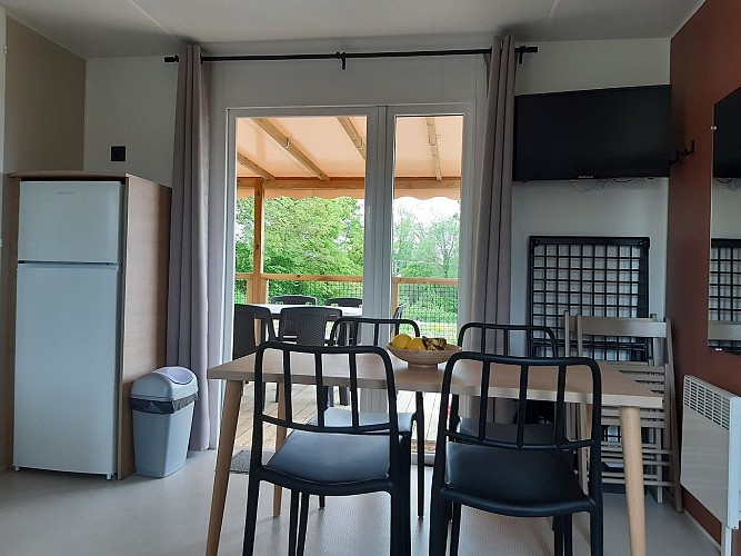 la-chapelle-st-etienne-camping-les-lodges-de-laubretiere-coin-repas