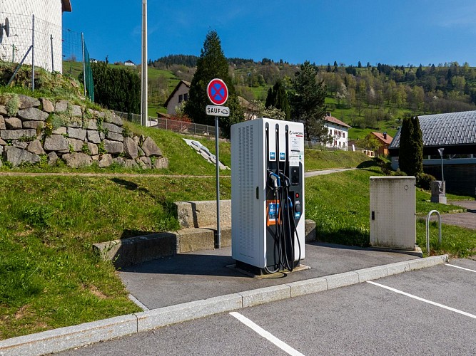 La Bresse - Borne de rechargement rapide de véhicules électriques parking piscine