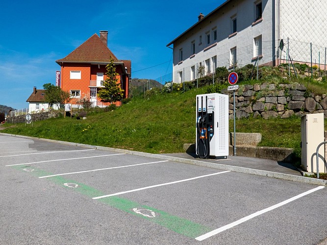 La Bresse - Borne de rechargement rapide de véhicules électriques parking piscine