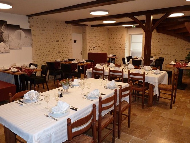 Salle du restaurant Lou Manéchal Coslédaà-Lube-Boast Vic-Bilh