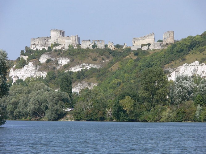 Chateau Gaillard vu de la Seine, Les Andelys © Eure Tourisme, D. Polny