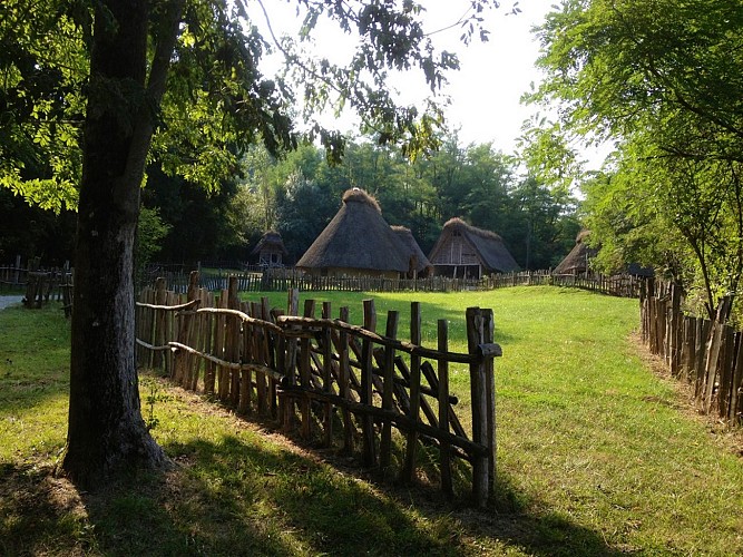 LE VILLAGE GAULOIS - L'ARCHEOSITE