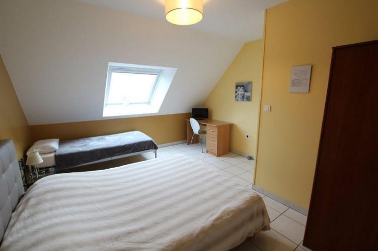 H33527-courtils-CH-le-neufbourg-chambre-cannelle-3
