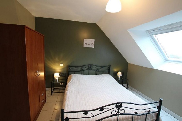 H33527-courtils-CH-le-neufbourg-chambre-kaki-1