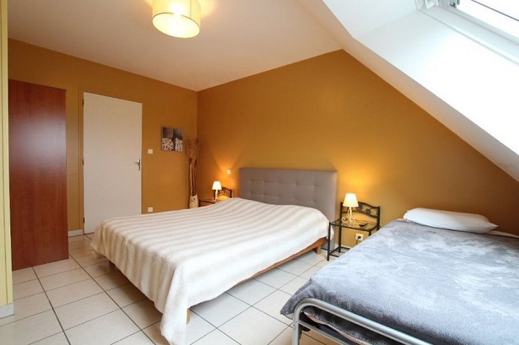 H33527-courtils-CH-le-neufbourg-chambre-cannelle-1