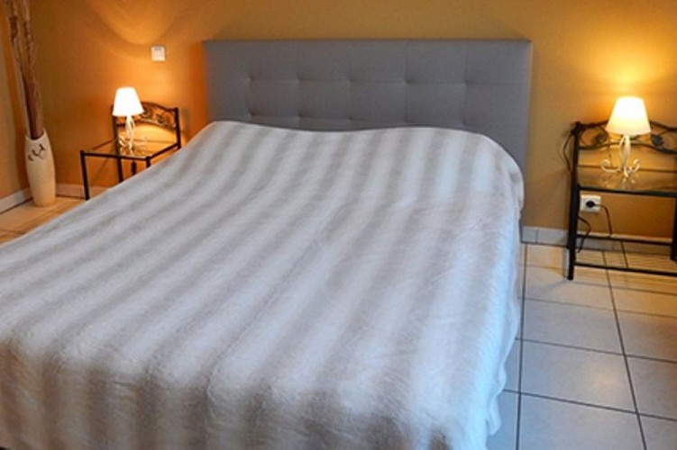 H33527-courtils-CH-le-neufbourg-chambre-cannelle-2