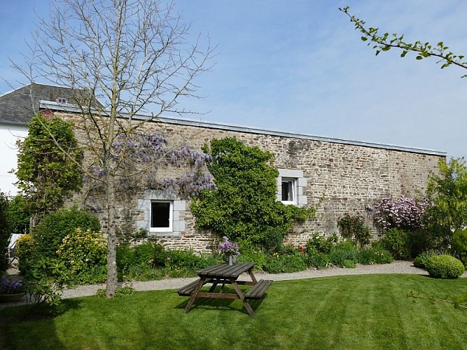 sourdeval-gite-de-groupe-Perraudiere