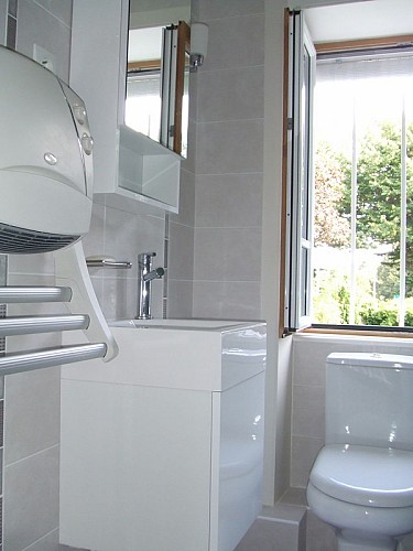 Coutances-meublé Delbos-salle de douche