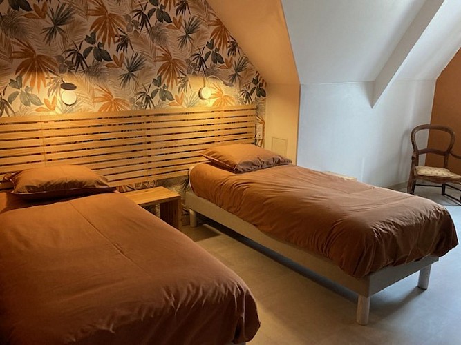 chambre ocre étage de lits 2 simples