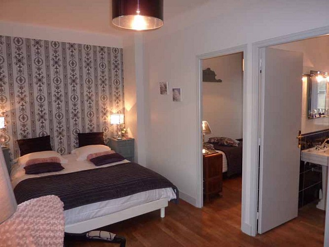 Pontorson_CH Les Belles de Mai_chambre noir de lune