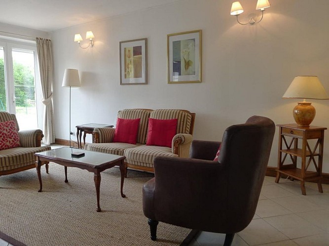 Vesly-meublé-la-fontaine-3