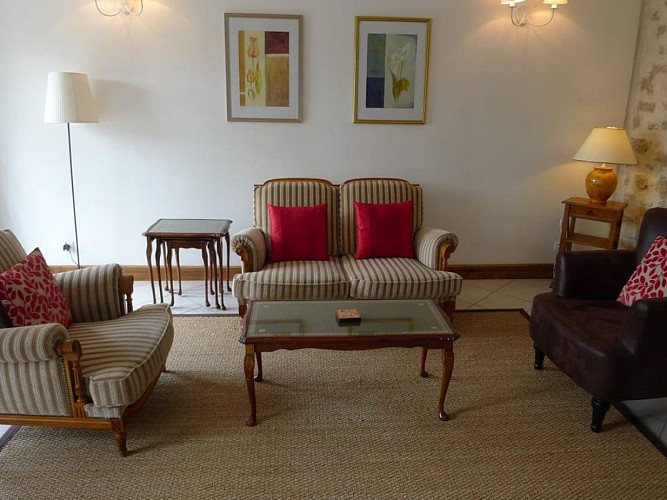 Vesly-meublé-la-fontaine-4