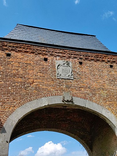 Porche de la ferme de La Bruyère orné d'une dalle armoriée (17e s.) en remploi