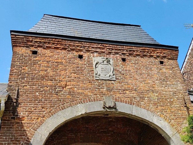Porche de la ferme de La Bruyère orné d'une dalle armoriée (17e s.) en remploi