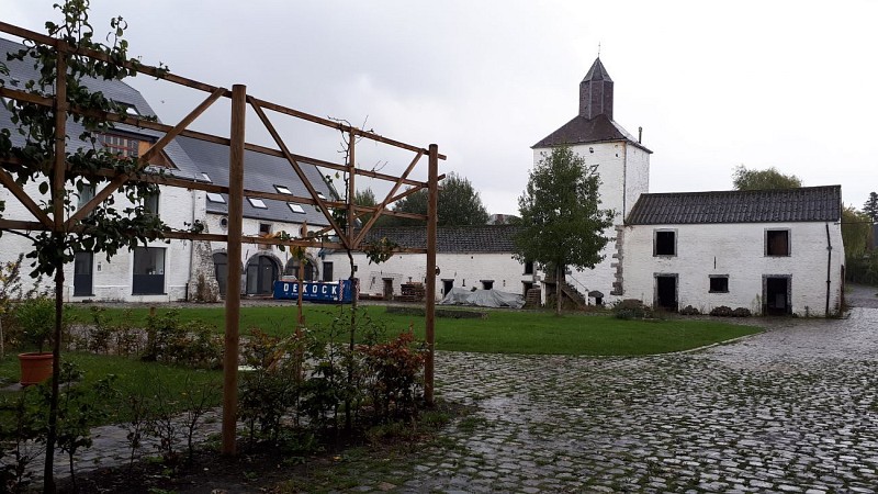 Cour intérieure de l'ancienne ferme du Colombier (Mellery)