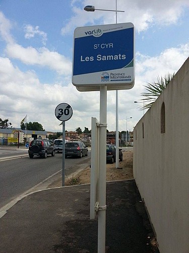 Arrêt de bus ZOU ligne 880 : Les Samats