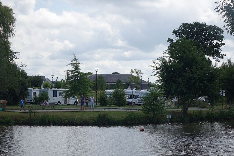 saint-hilaire-aire-de-stationnement-plan-d-eau
