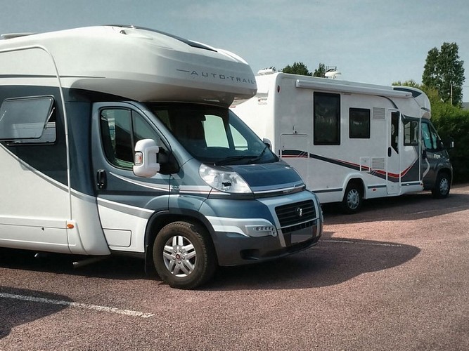 stationnement aire de camping car extérieure 