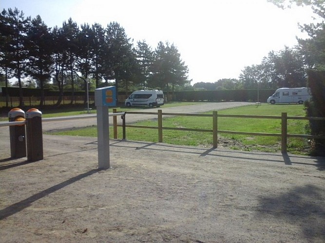 Aire-Camping-Car-Le-Sud-Hauteville-sur-mer-1