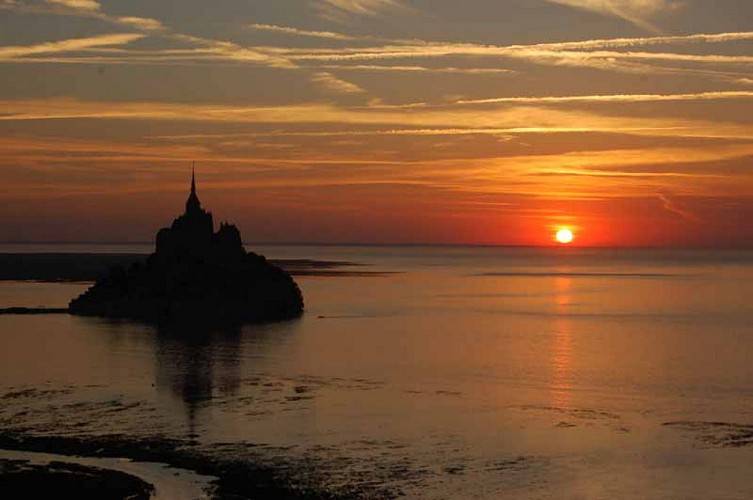 Coucher de soleil au Mont©Didier Hulin Instructeur U.L.M Aérodrome d'Avranches