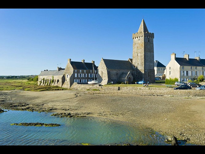 Église Notre-Dame de Port-Bail et Baptistère