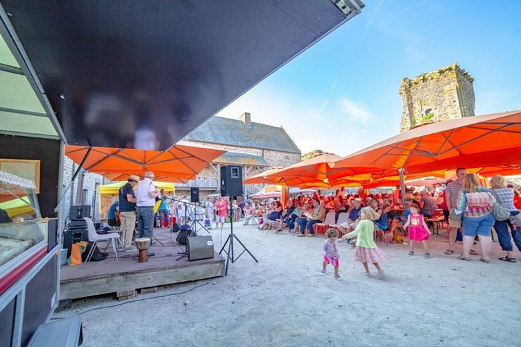 Regneville-sur-Mer-chateau-marché