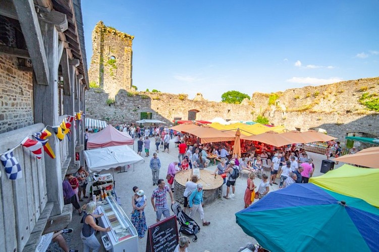 Regneville-sur-Mer-chateau-marché-3