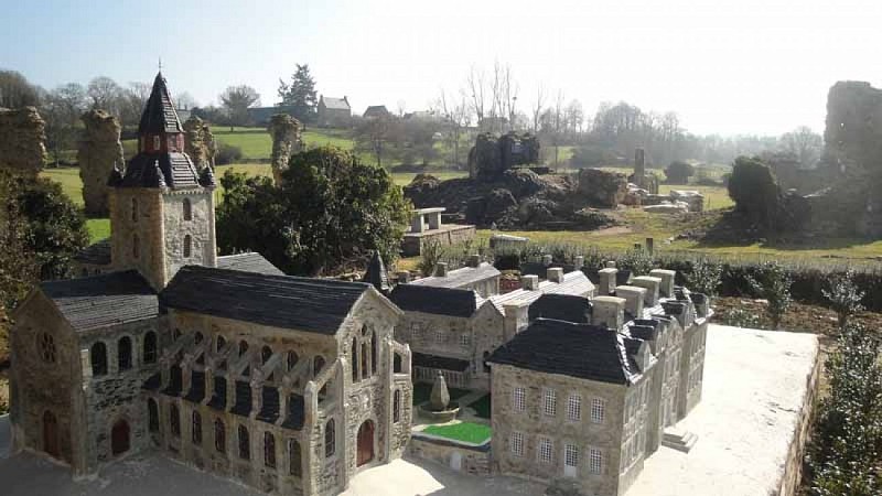 2013_Savigny-le-Vieux_Abbaye_2047