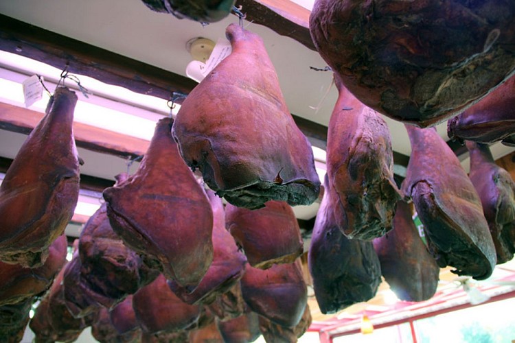 Lessay_Les Jambons de Lessaymagasin-jambon-de-lessay11