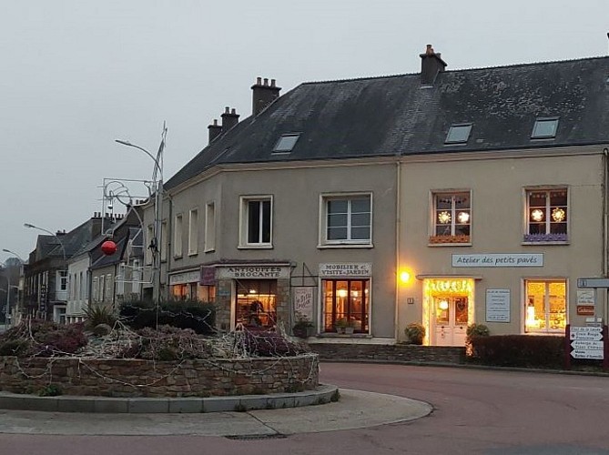 2 BD- ATELIER DES PETITS PAVES, sur le rond-point de St Sauveur le Vicomte