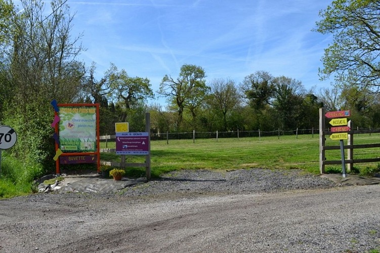 1-clos-des-pieds-nus-2026