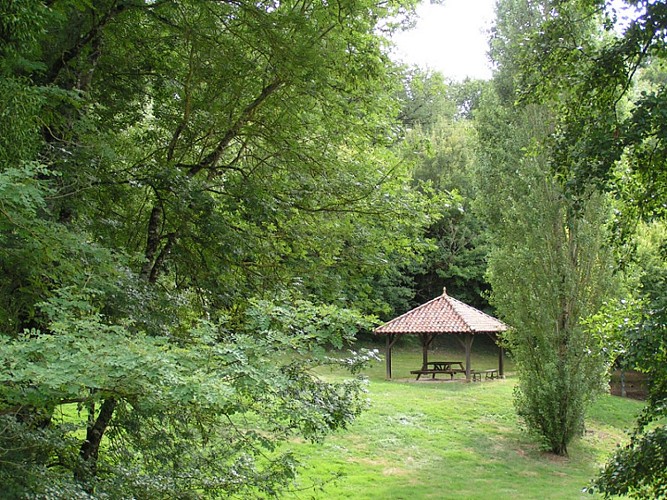 Aire de Stationnement de Camping-Car de Cloué