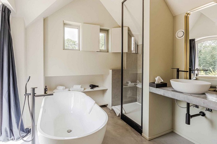 Chambre Insolite Domaine de Ronchinne Salle de Bain Faisanderie