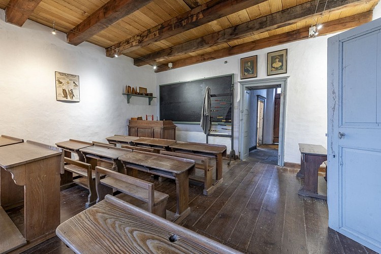 Salle de classe traditionnelle reconstituée à la ferme musée de Montquintin, école d'autrefois en Gaume
