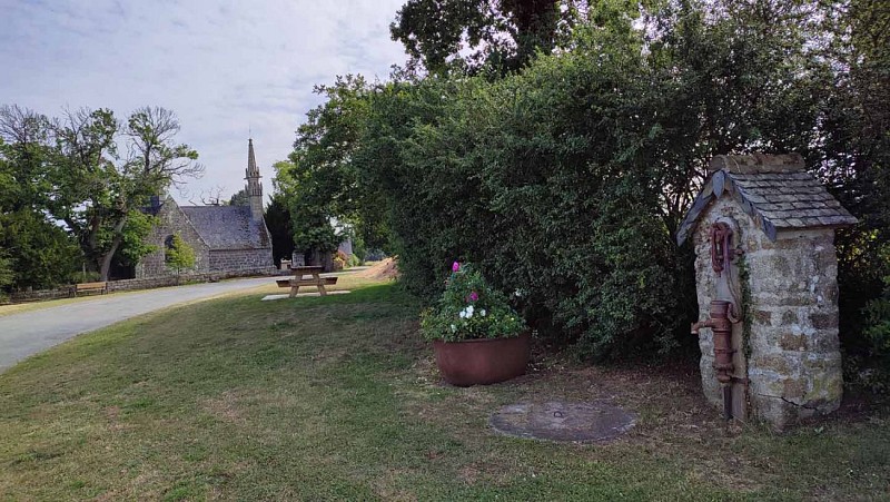 La table avec vue sur la chapelle