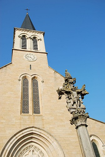 Eglise et calvaire gothique de Mogneneins