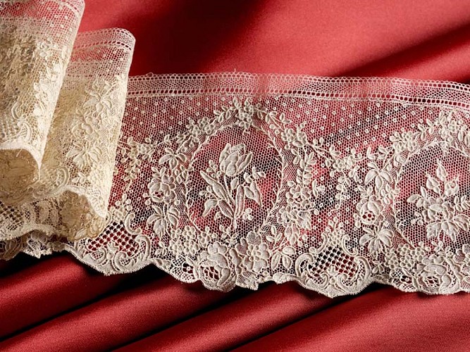 Volant aux motifs d’iris, lin, dentelle à l’aiguille, Point d’Alençon, XIXe siècle