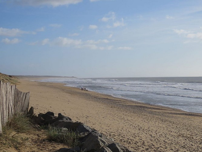 Aire à l'entrée du parking de la plage des Conches