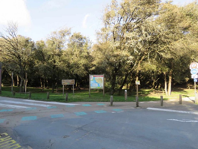 Aire à l'entrée du parking de la plage des Conches