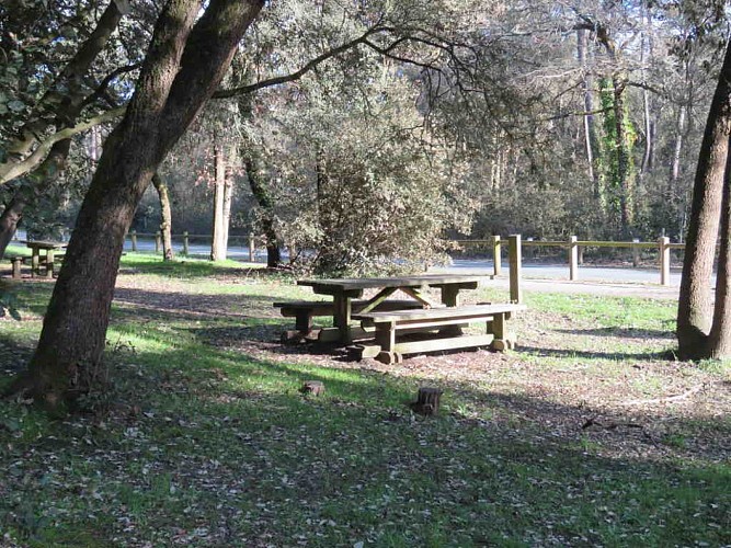 Aire à l'entrée du parking de la plage des Conches