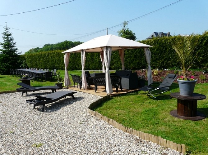 Les extérieurs avec terrasse, bain de soleil, tablée pour vos événements