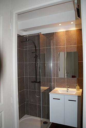 salle de douche à l'italienne Le Gîte de Malaunay